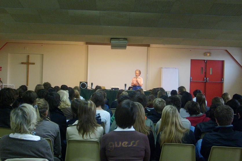 Soeur Suzanne rencontre les jeunes de l'Institution